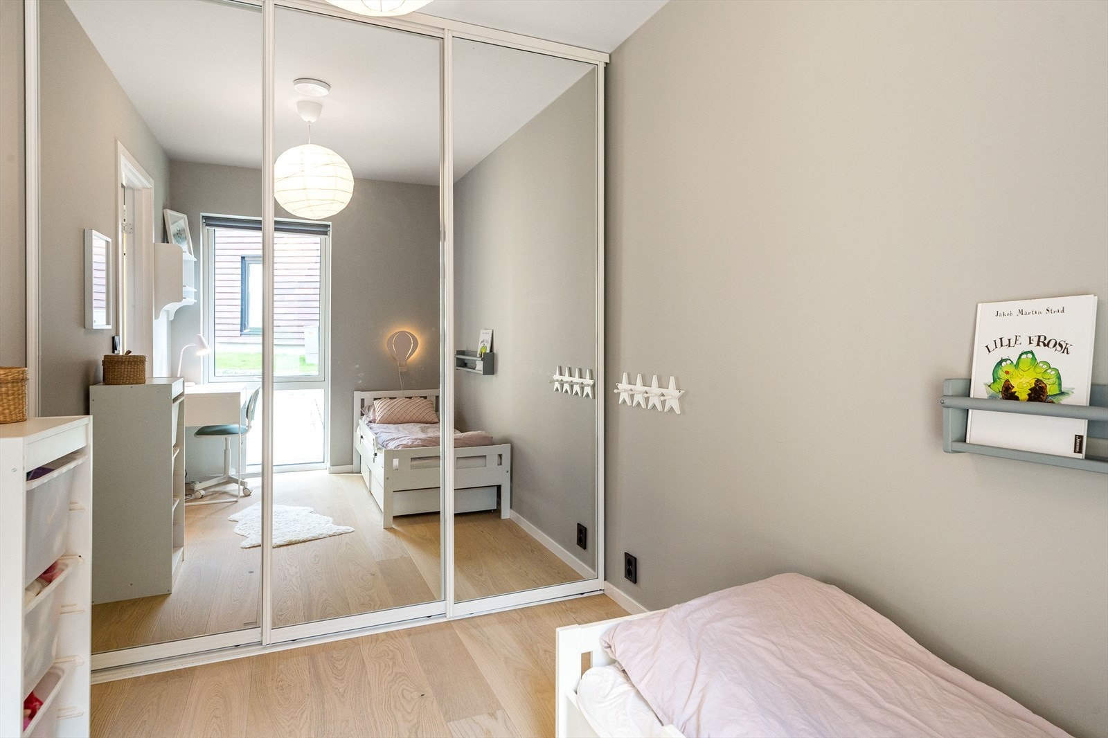 Alle soverom har behagelige farger, smarte løsninger og gode lysforhold. Galleribilde