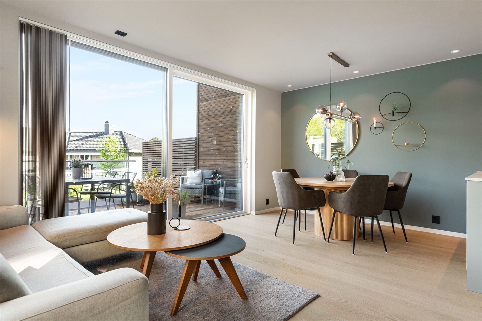 Det er enstavs eikeparkett i alle oppholdsrom. Galleribilde