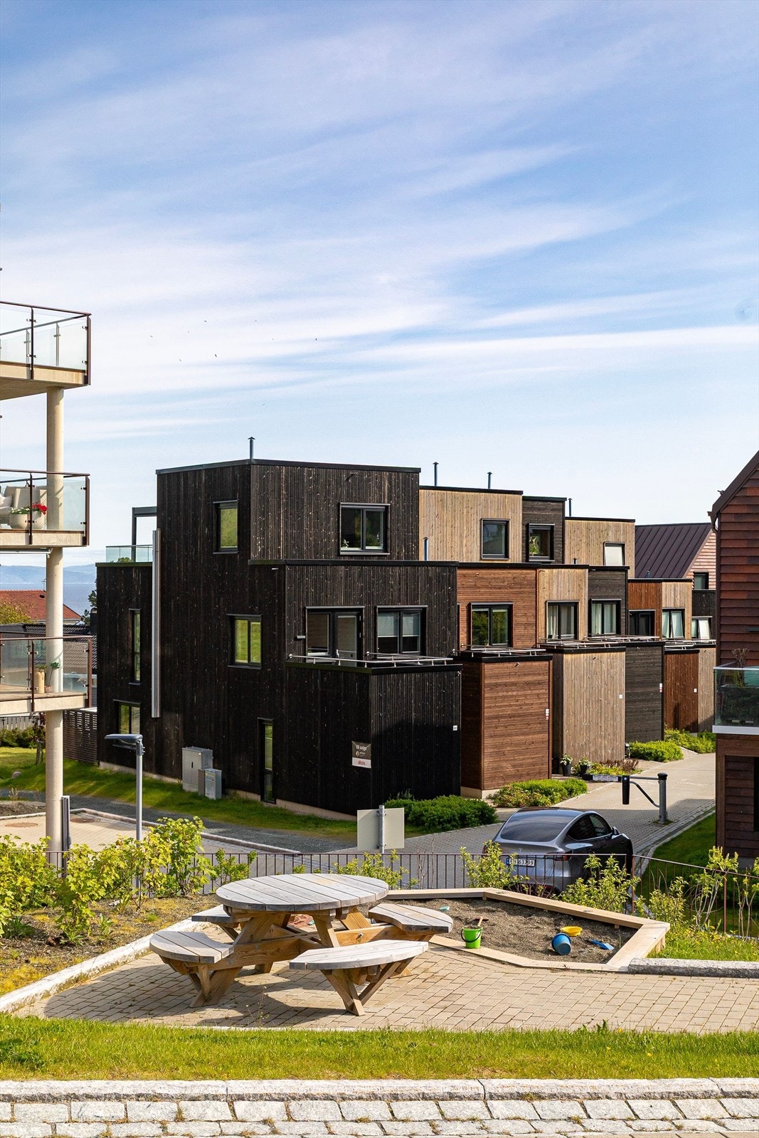 Med beliggenheten på hjørnet kan man kjøre bil helt inn til døren med matvarer og diverse. Galleribilde