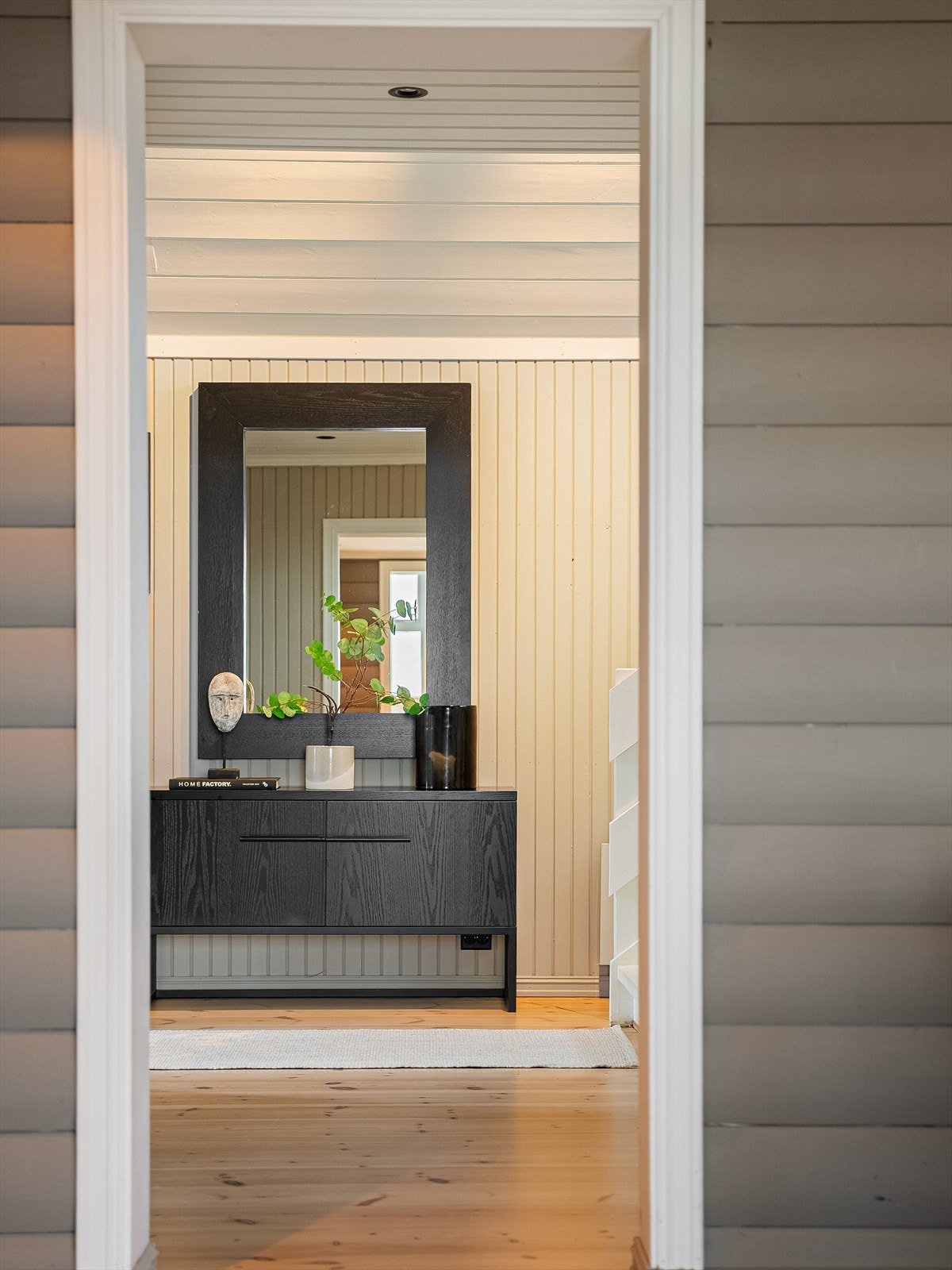 Utstrakt bruk av organiske materialer med tre på både gulv, vegger og i tak. Galleribilde