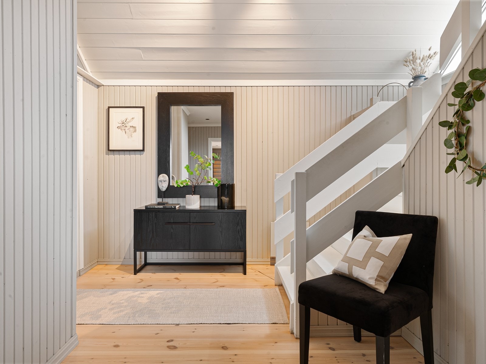 Huset er pusset opp innvendig i 2024 hvor de fleste overflater er malt og heltregulvene er slipt i 1. etasje. Galleribilde