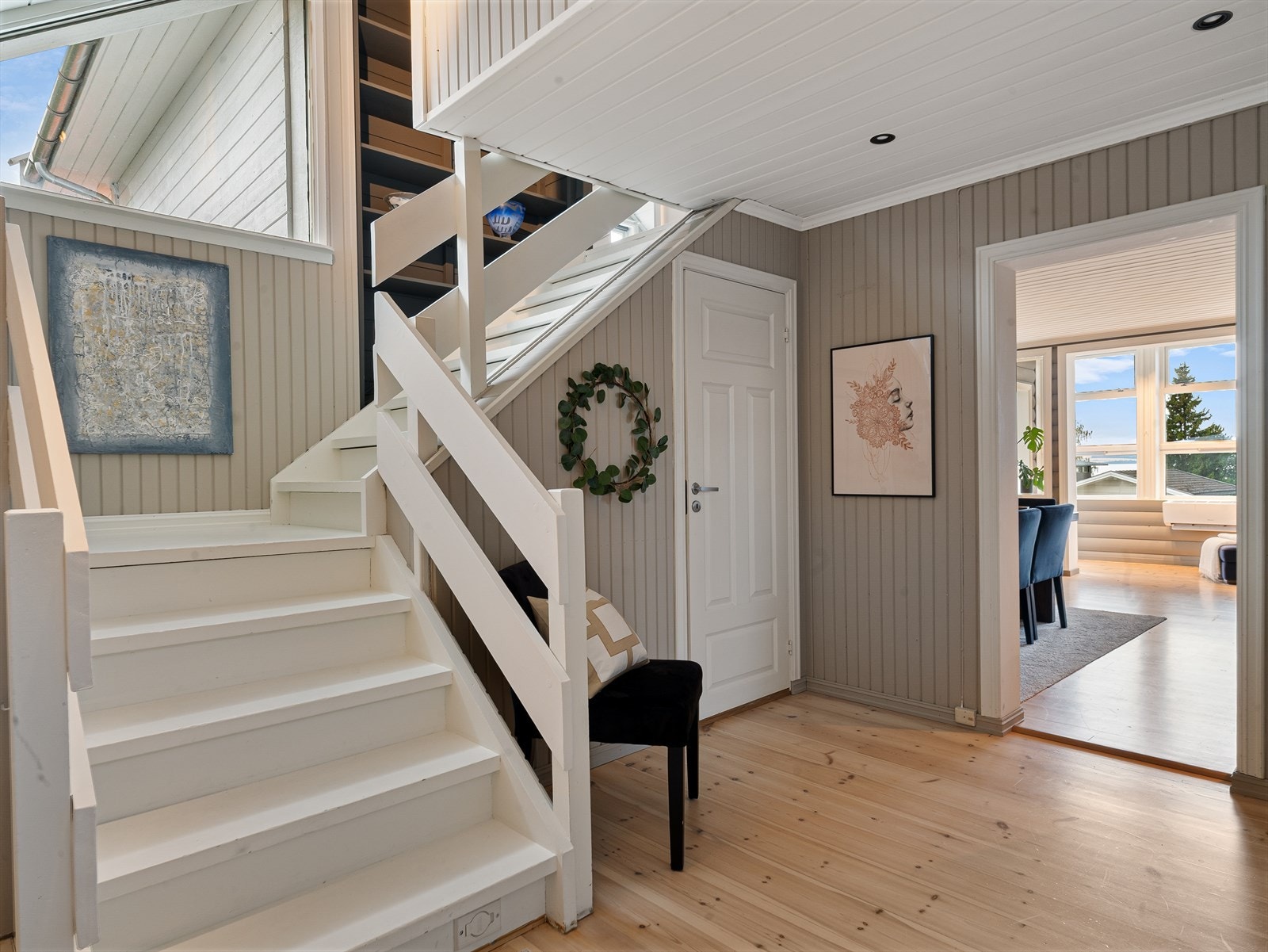 Overflatene er tro til husets stil med utstrakt bruk av smale paneler med perlestaff. Galleribilde