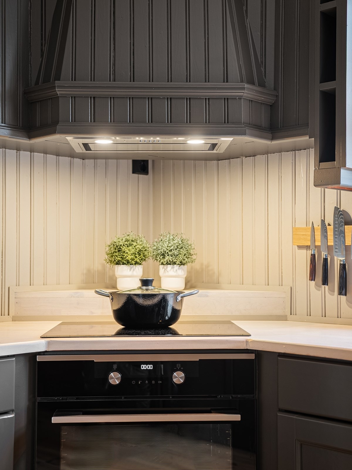 Kjøkkenet er pusset opp i 2024 og har delintegrerte hvitevarer. Galleribilde