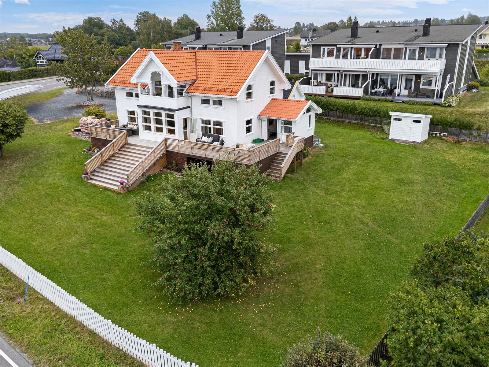 Velkommen til Bruvegen 1 - en vakker sveitservilla fra 1916 som er godt ivaretatt og byr på mange attraktive kvaliteter. Galleribilde