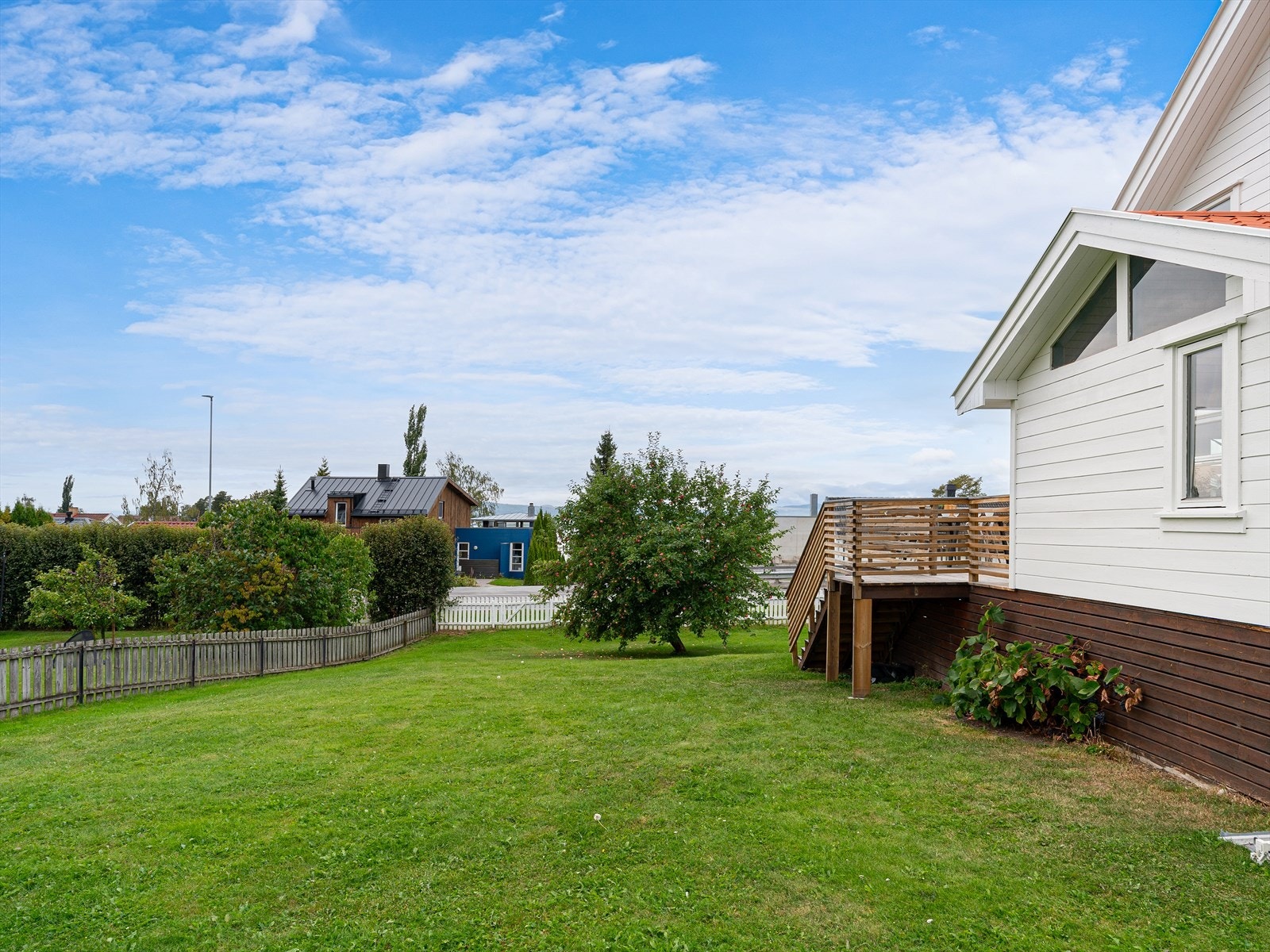 Hage i øst med mye boltreplass for familien. Galleribilde