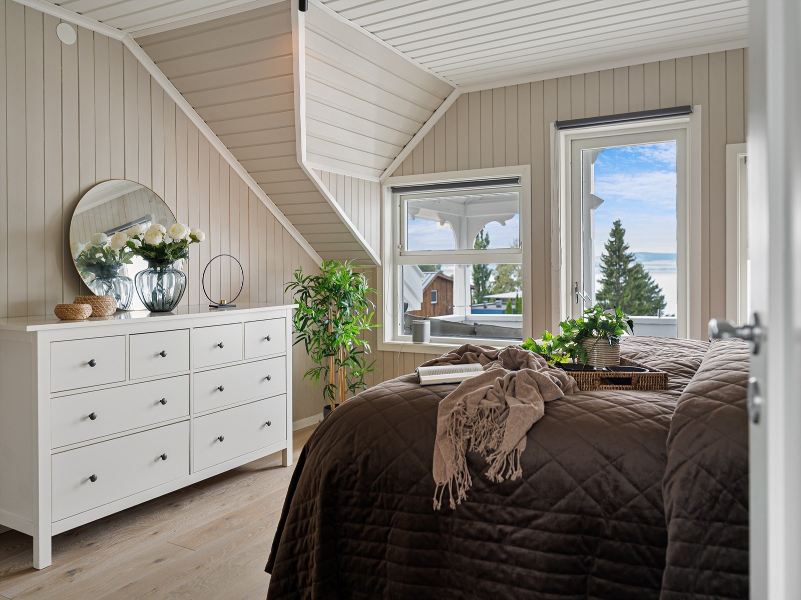 Hovedsoverommet har utgang til veranda med nydelig utsikt. Galleribilde