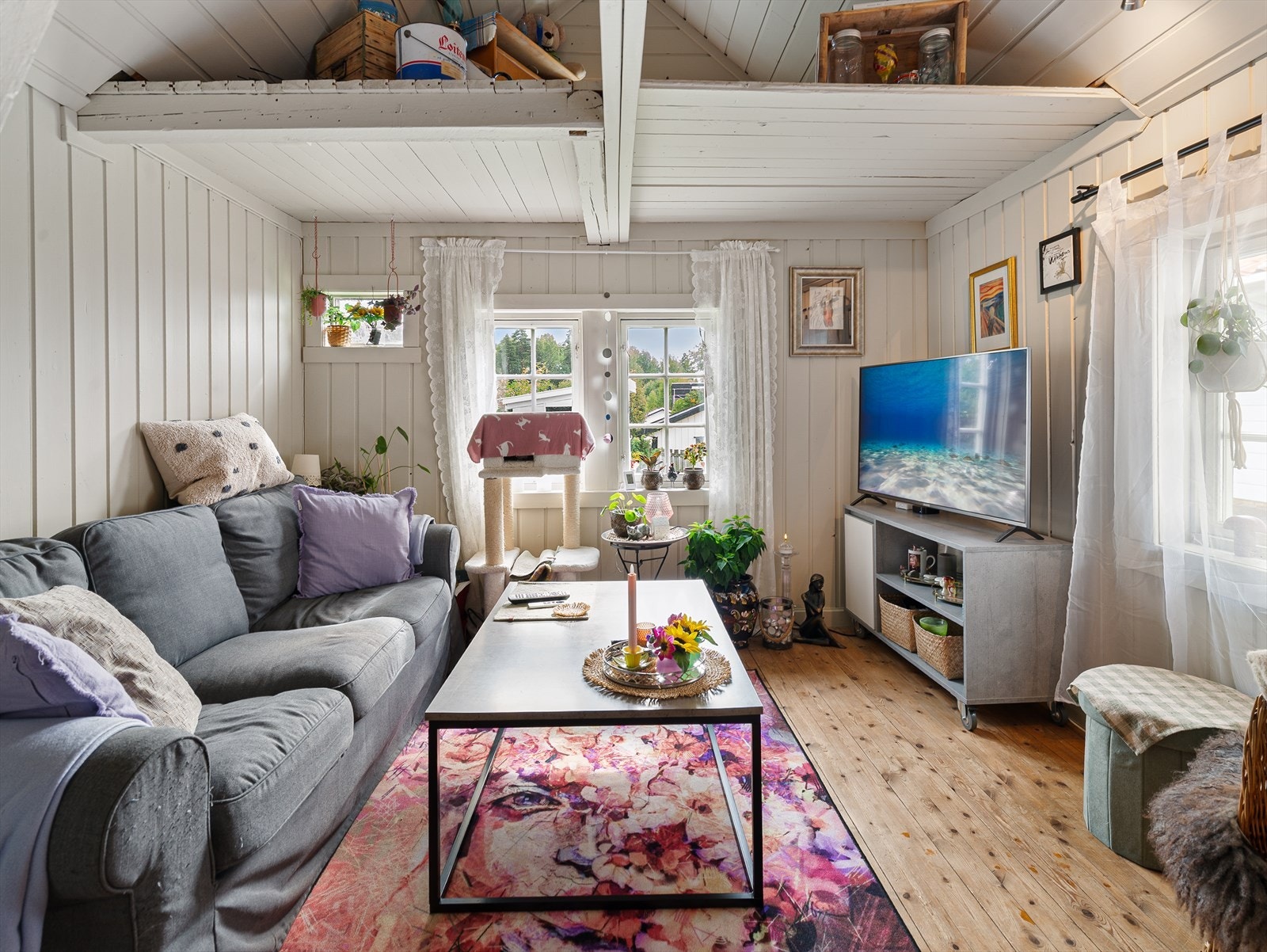 Nostalgisk uthus som er leiet ut for 8.500,- pr mnd. Utleien er i strid med godkjent bruk av uthuset, se punkt utleie i prospekt for mer informasjon. Galleribilde