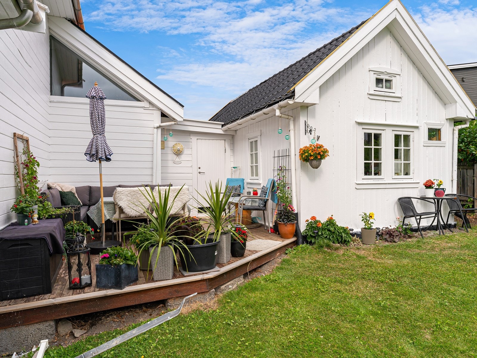 Eiendommen byr på mange flotte uteområder hvor solen kan nytes hele dagen. Galleribilde