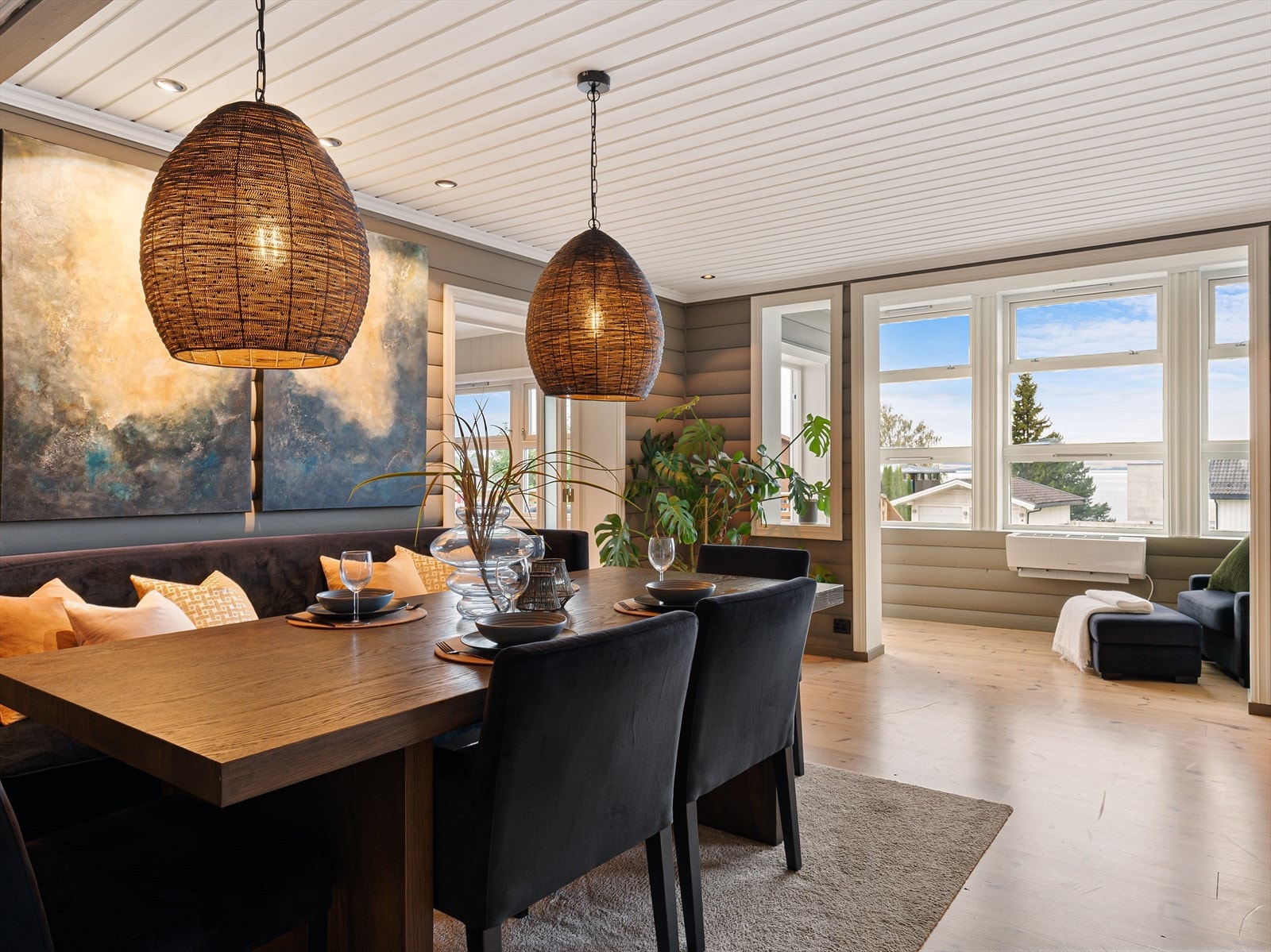 Oppholdsrommene i stuen oppleves godt opplyst med mange, og store vinduer. Galleribilde