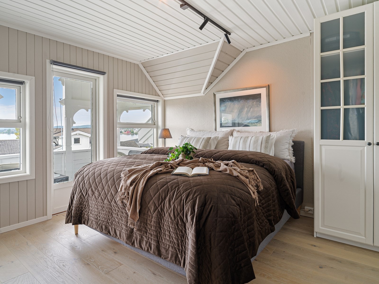 Soverommene byr på ro og velvære. Galleribilde