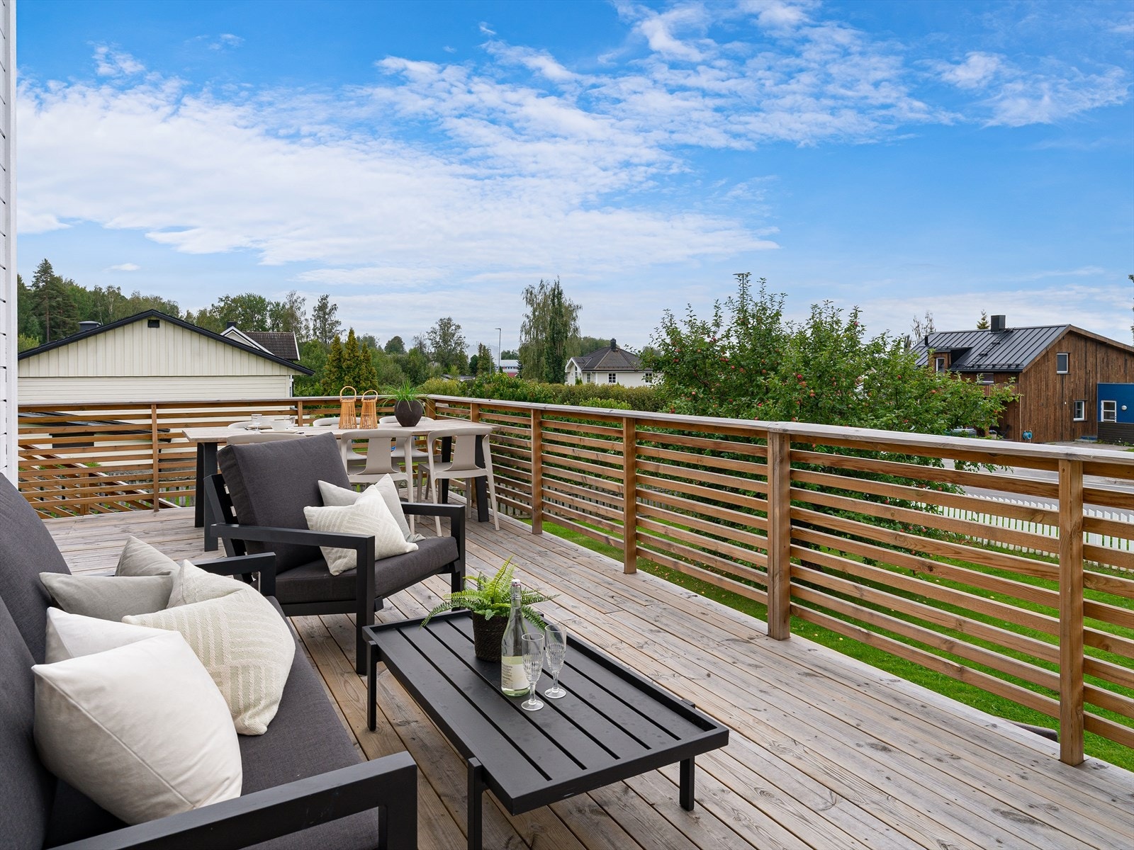 Hagen er pent opparbeidet med prydbusker og frukttrær. Galleribilde