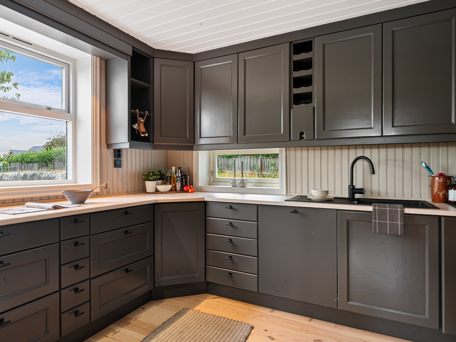 Lunt og vakkert kjøkken som er tro til boligens byggeår med speilfronter og profilering på listverk. Galleribilde