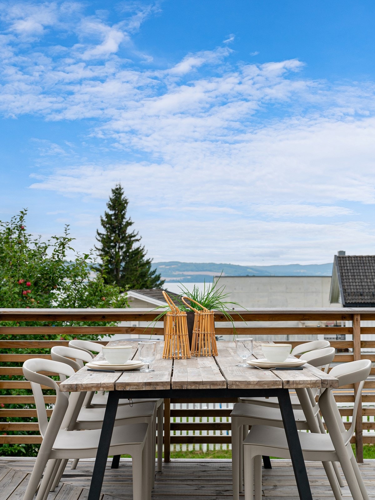 I sør har eiendommen en romslig terrasse med mange møbleringsmuligheter. Galleribilde