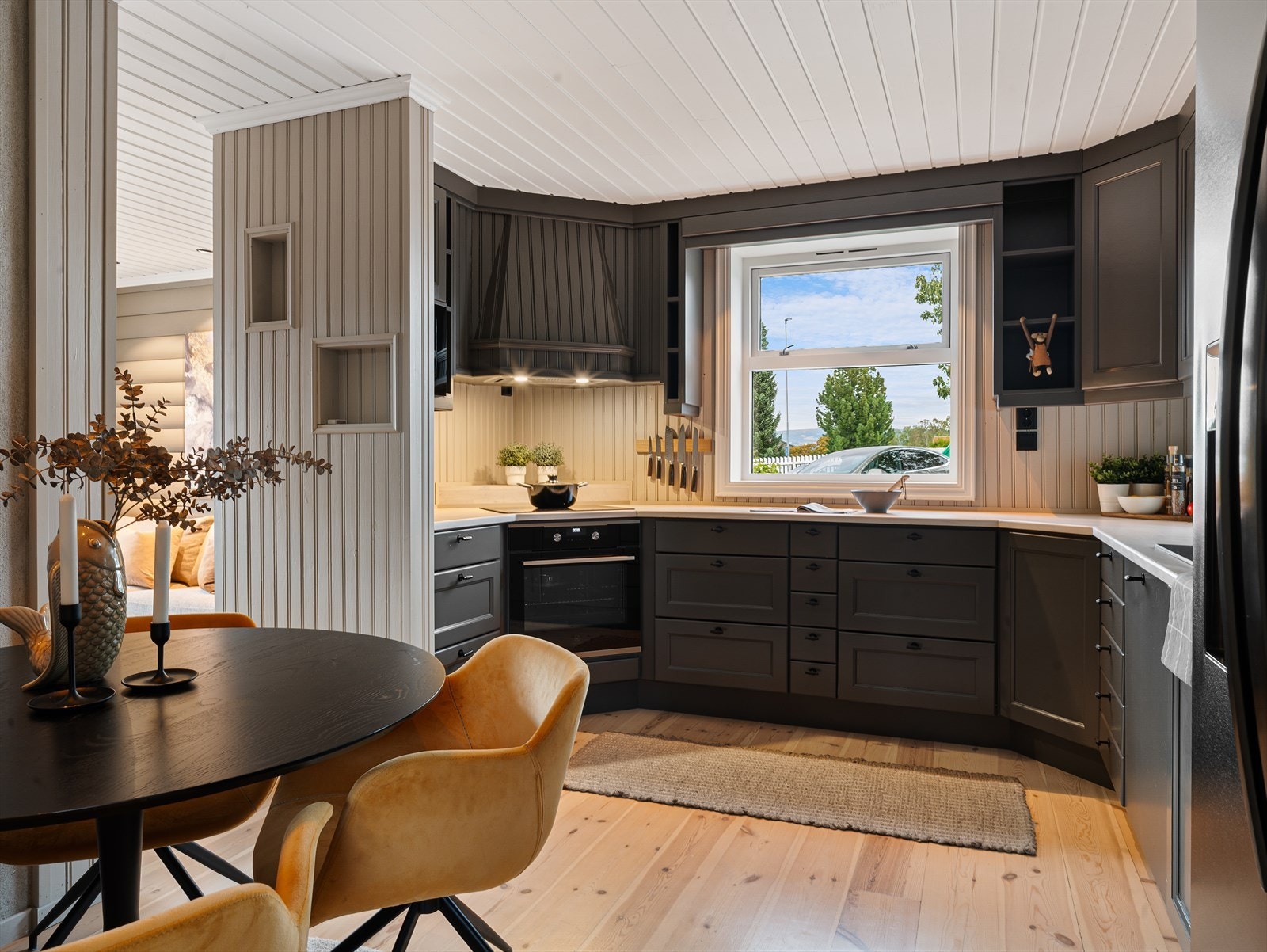 Spiseplass mot stuen hvor måltider kan nytes i stemningsfulle omgivelser med dimmbar belysning og lyden av knitring fra peisen. Galleribilde