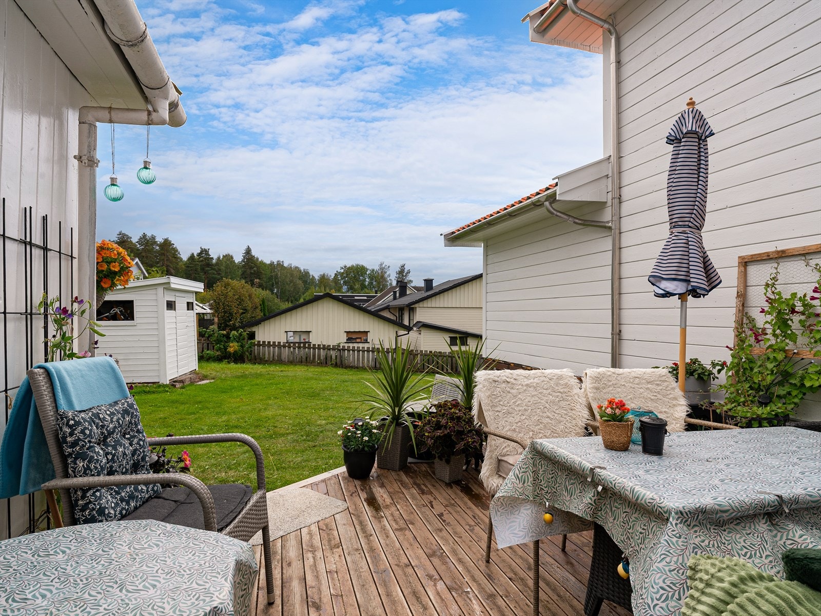 Terrasse bygget mellom uthus og hovedhus. Galleribilde