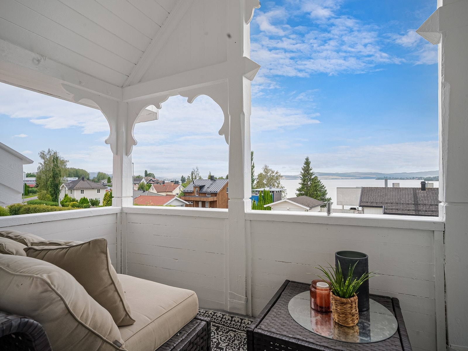 Vakre treornamenter pryder verandaen og rammer fjordutsikten inn. Galleribilde