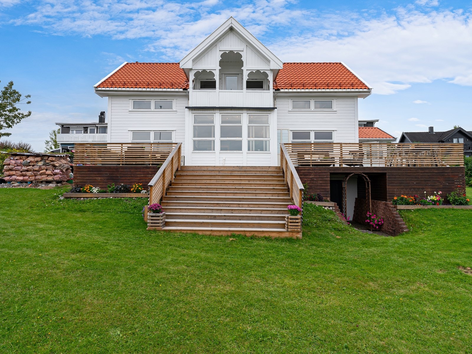 Boligen brer seg over tre etasjer med hovedetasje i 1. etasje med flere stuer og stort kjøkken, 2. etasje med 3 soverom (mulighet for 4) og bad, samt mye lagringsplass i kjelleren. Galleribilde