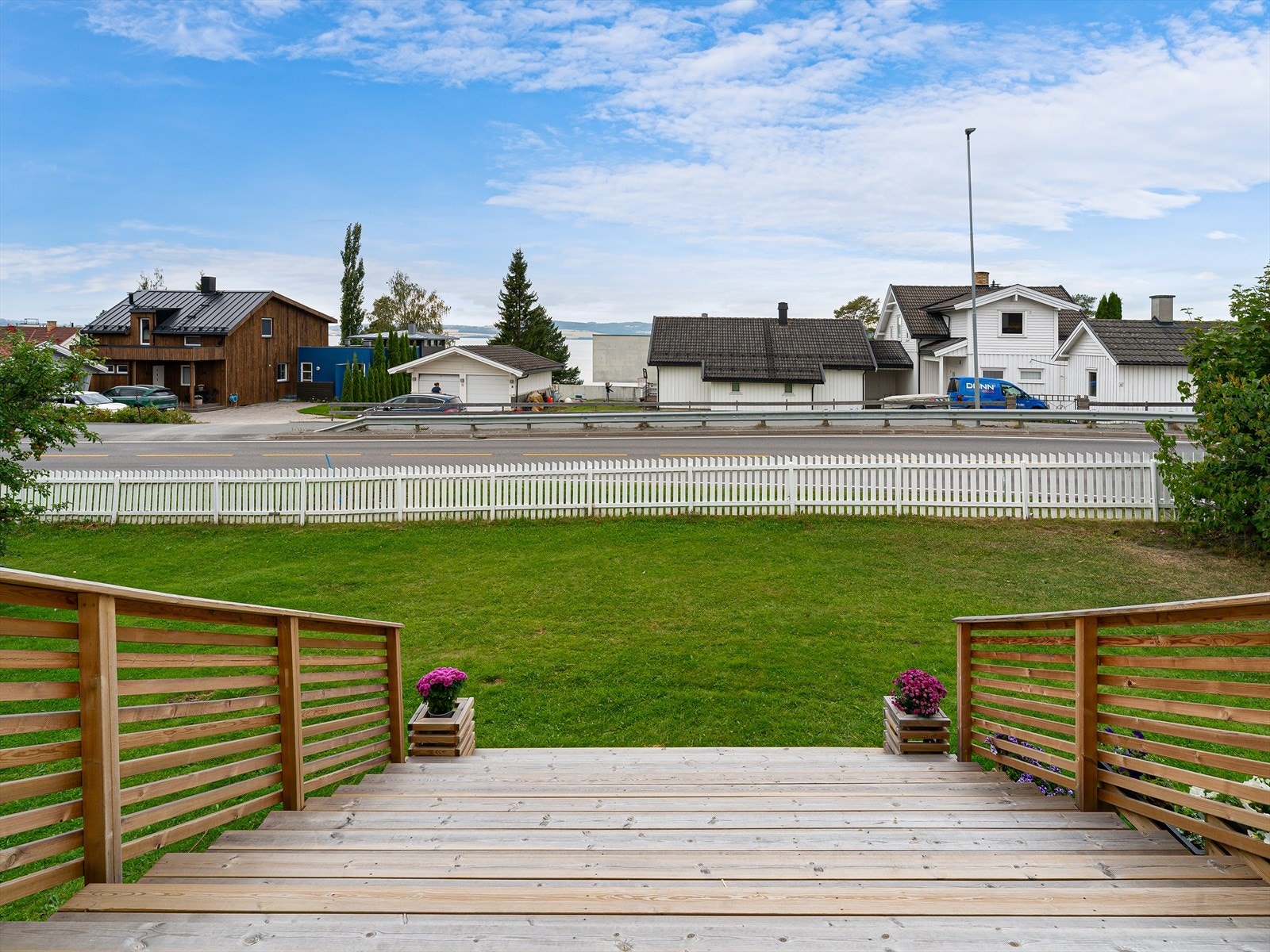 Eiendommen er innrammet bl.a. av stakittgjerde og har en klassisk bred trapp fra hovedetasje ned til hagen. Galleribilde