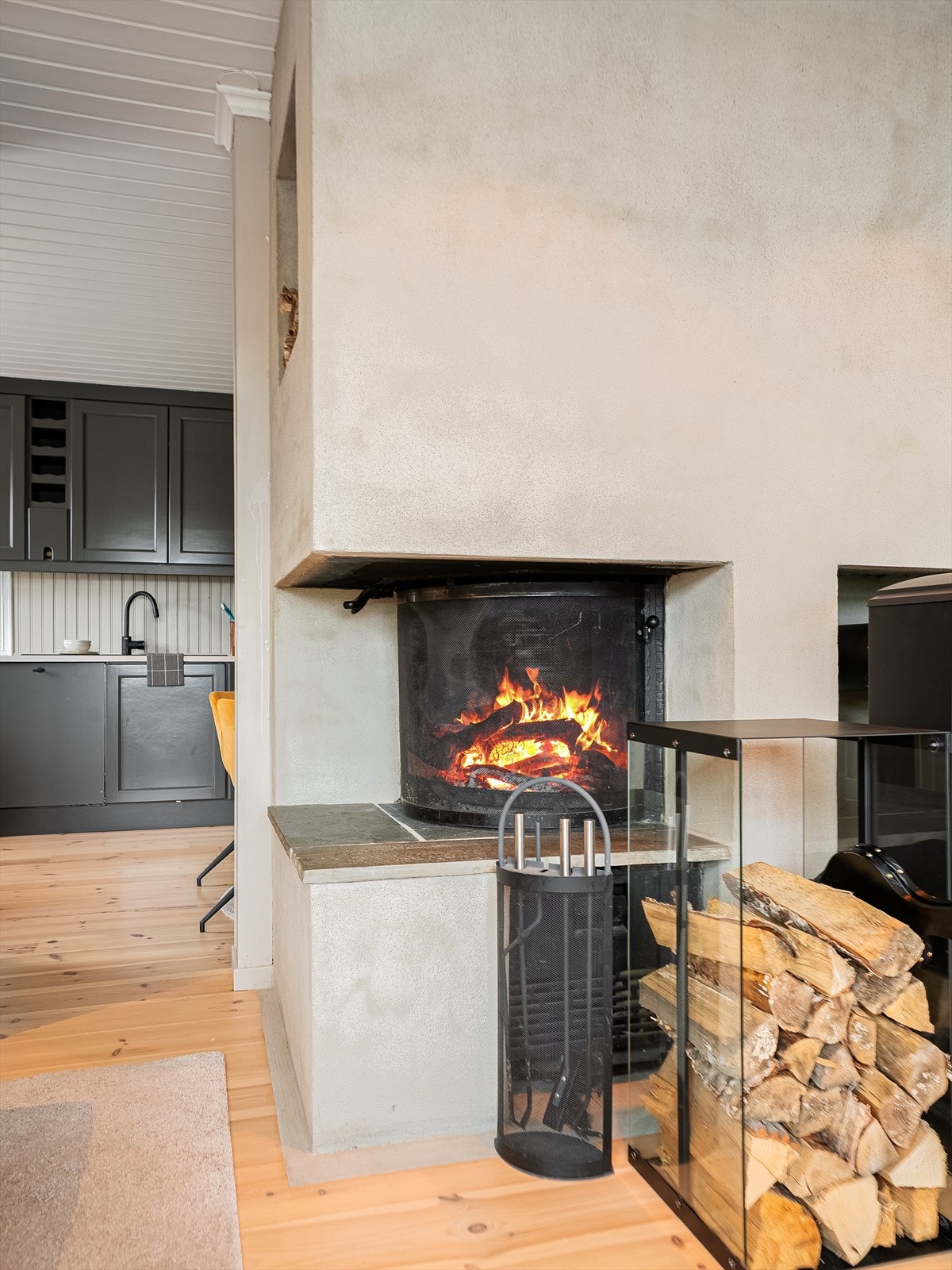 Stuen er smykket med en vakker peis som også er en del av oppussingen i 2024. Galleribilde