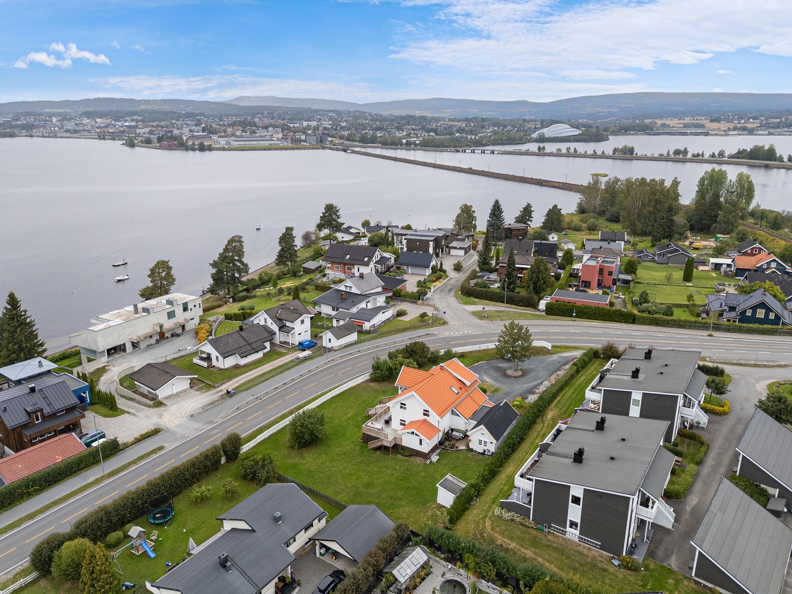 Boligen ligger i et attraktivt boligområde med gangavstand til det aller meste og kun 6 minutters kjøring til sentrum. Galleribilde