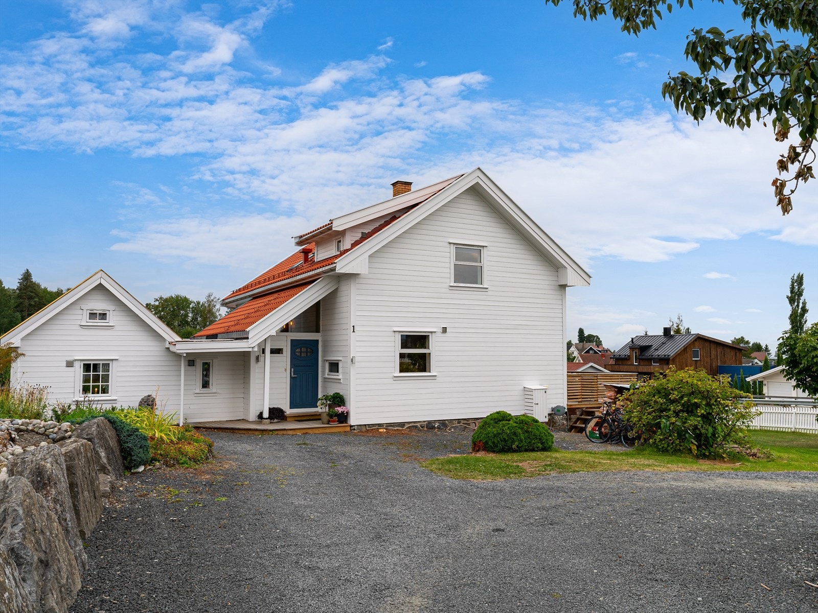 Her får du en romslig gårdsplass med god kapasitet til flere biler. Tomt i nord (under fradeling) er planlagt bebygget med 2 etasjes enebolig. Galleribilde