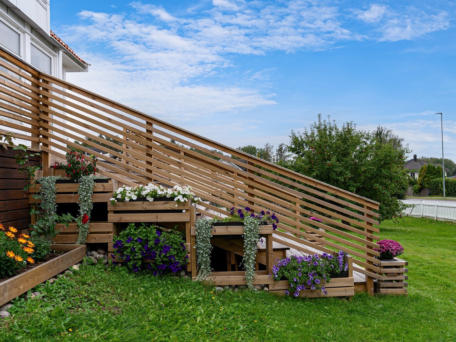 Vakkert prydet med blomsterkasser og bed. Galleribilde