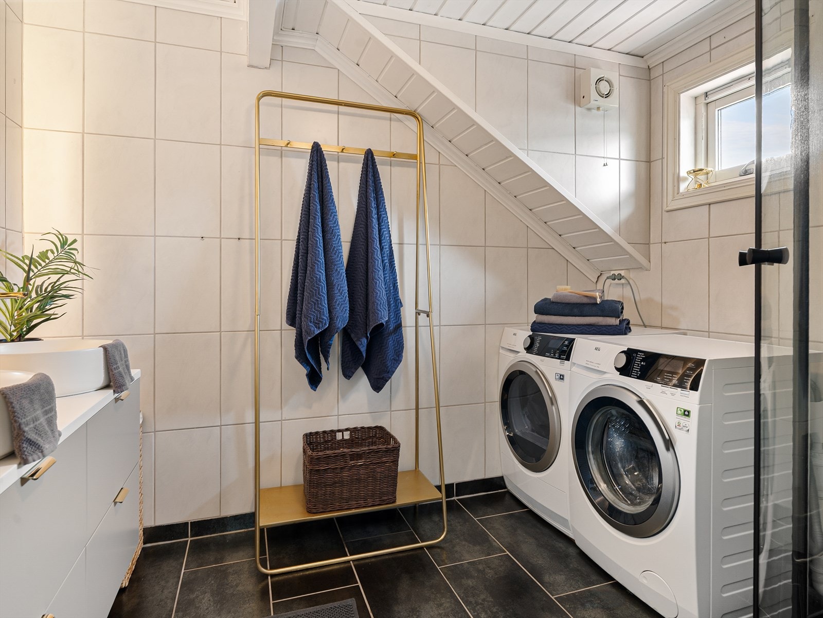 Overflater med fliser på vegg og gulv med elektrisk gulvvarme. Galleribilde