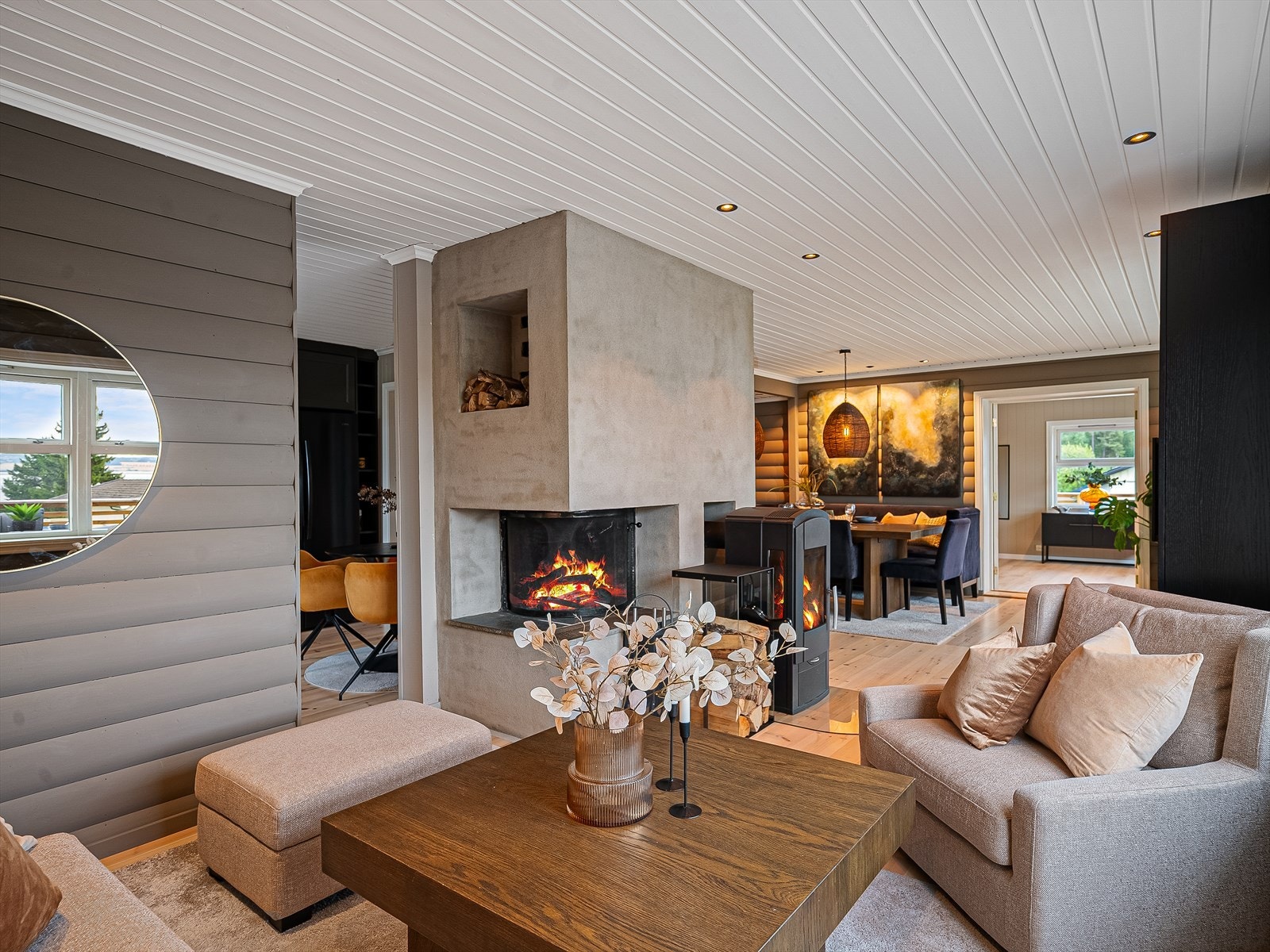 Rommet er lunt og stemningsfylt med dimmbar belysning i tak og knitring fra peisen. Galleribilde