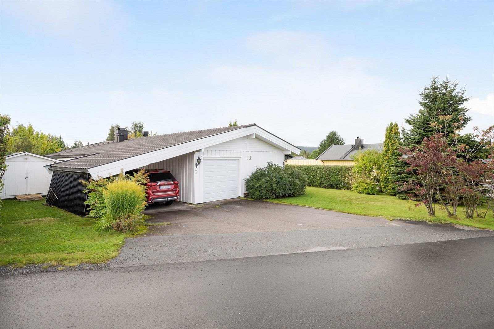 Eiendommen er bebygd med en arkitekttegnet enebolig fra 1971, senere tilbygget med ekstra stue og overbygd terrasse mot syd, samt inntilbygget garasje, carport og bod. Tilbygget er også tegnet av arkitekt. Galleribilde