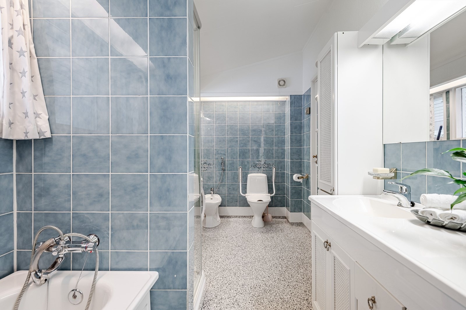 Baderommet har belegg på gulv, elektriske varmekabler, fliser på veggene og mekanisk vifte. Galleribilde