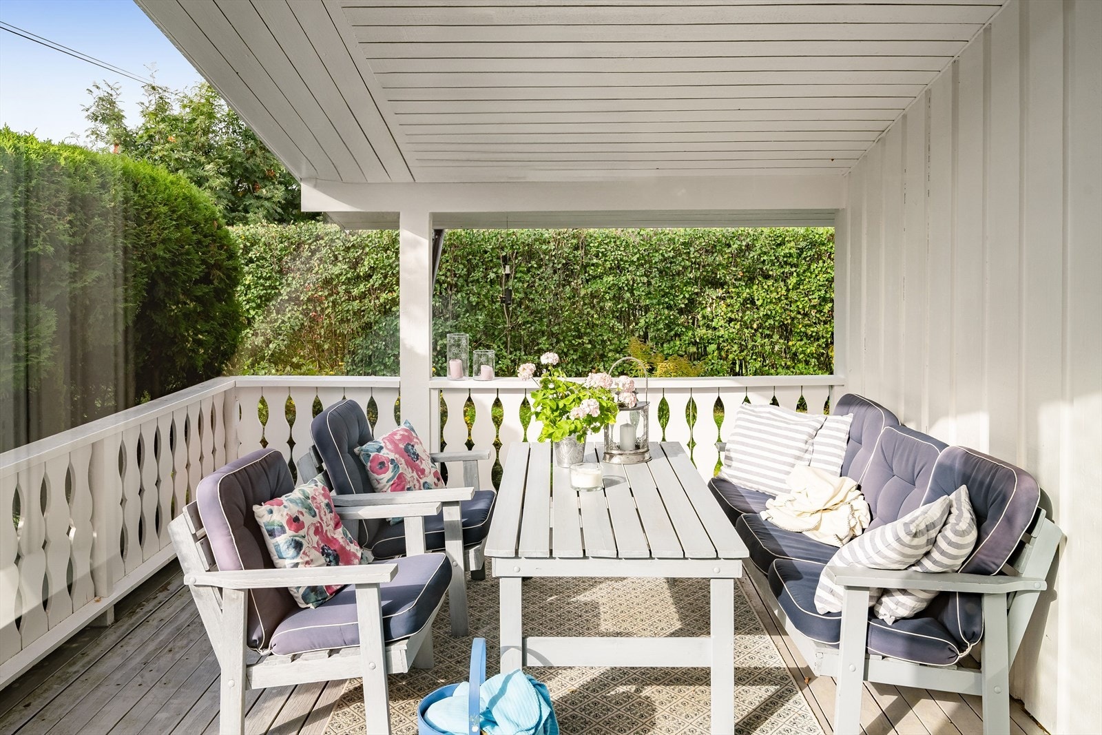 Fra stuen er det utgang til en fin og solrik terrasse mot syd. Terrassen er overbygget, har terrassebord på gulv og god plass til sittegruppe etter eget ønske. Galleribilde