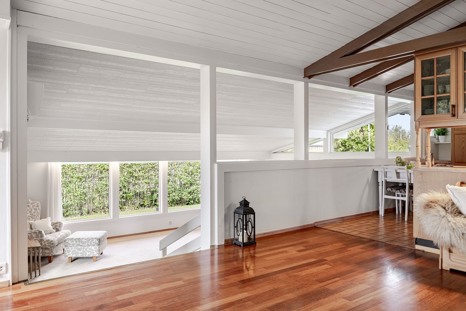 Fra entréen kommer du videre inn til de store og flotte oppholdsrommene som består av stue/spisestue med peis, kjøkken og nedsenket stue med utgang til terrasse. Galleribilde