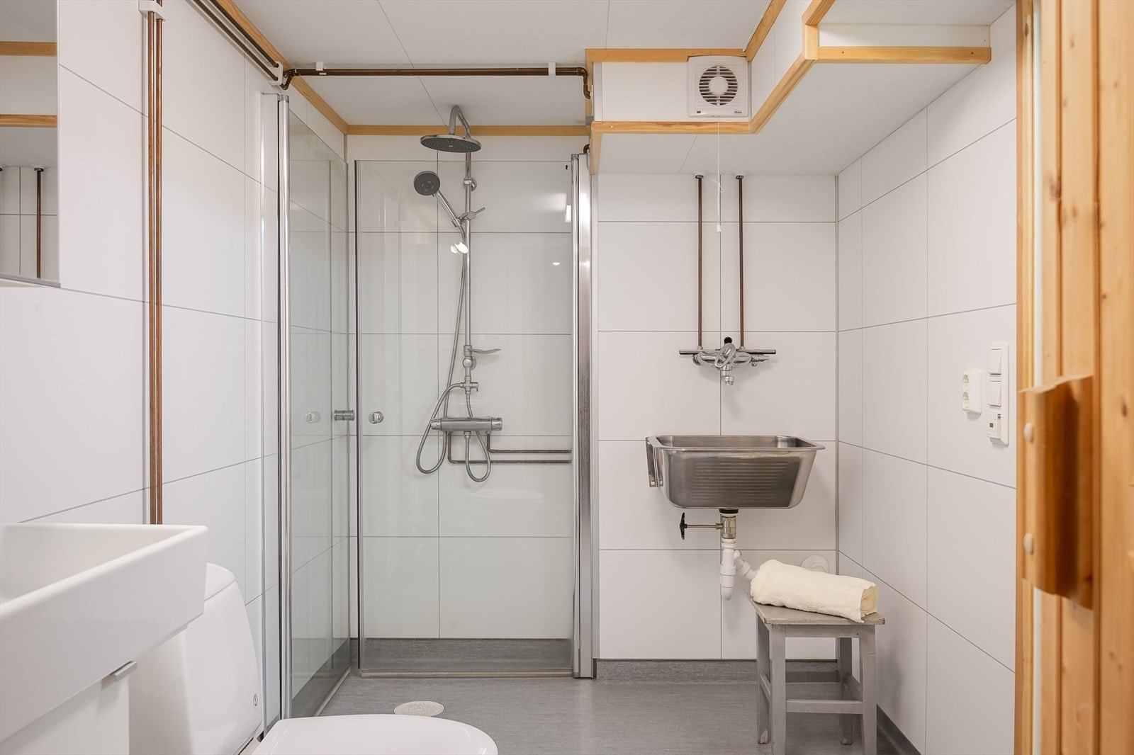 Baderommet i kjelleren er opplyst at ble pusset opp i 2012 etter en vannlekkasje. Galleribilde