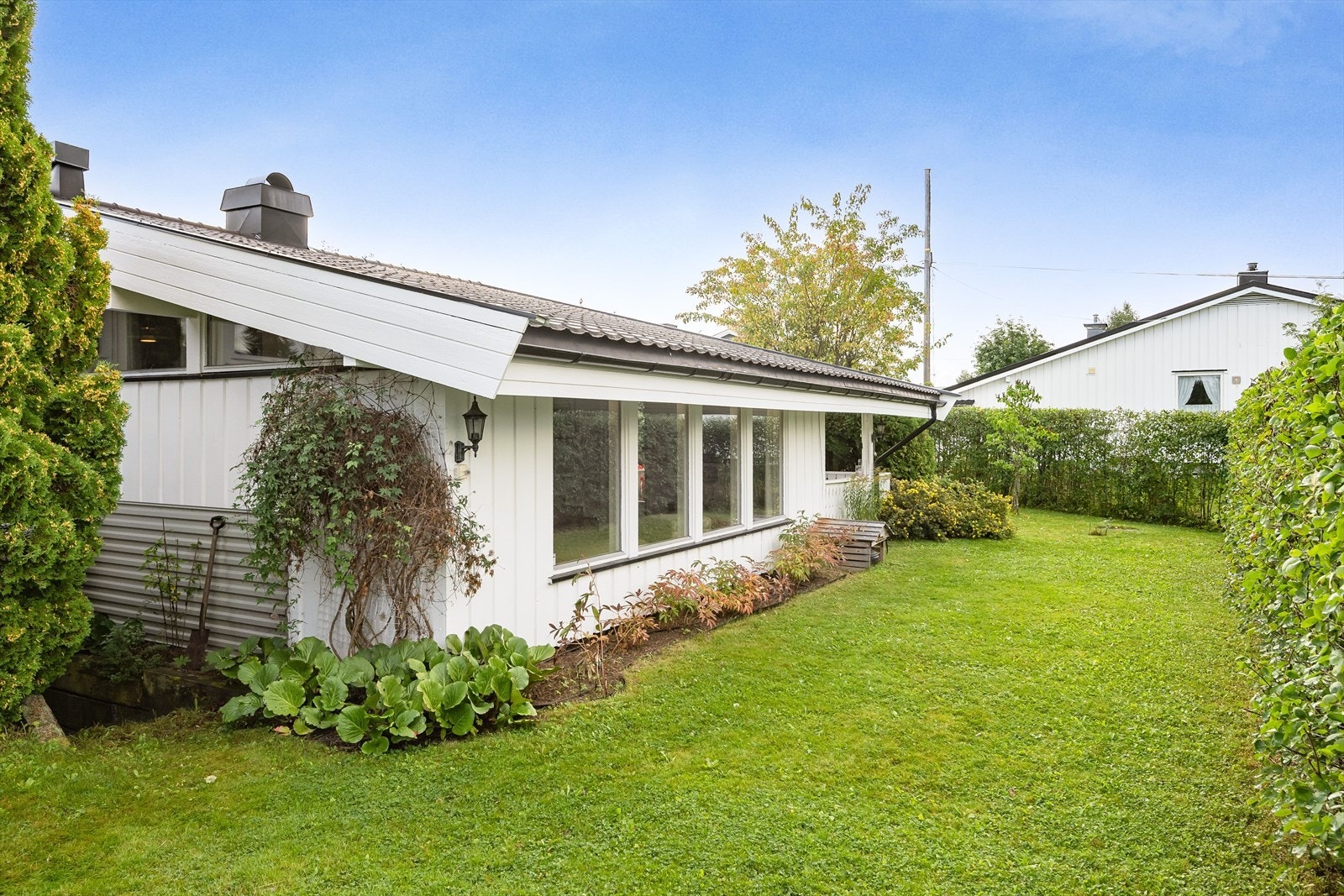 Her ligger alt til rette for et godt familieliv - med stor og solrik hage, trygge omgivelser og kort vei til både barnehager og skoler! Galleribilde