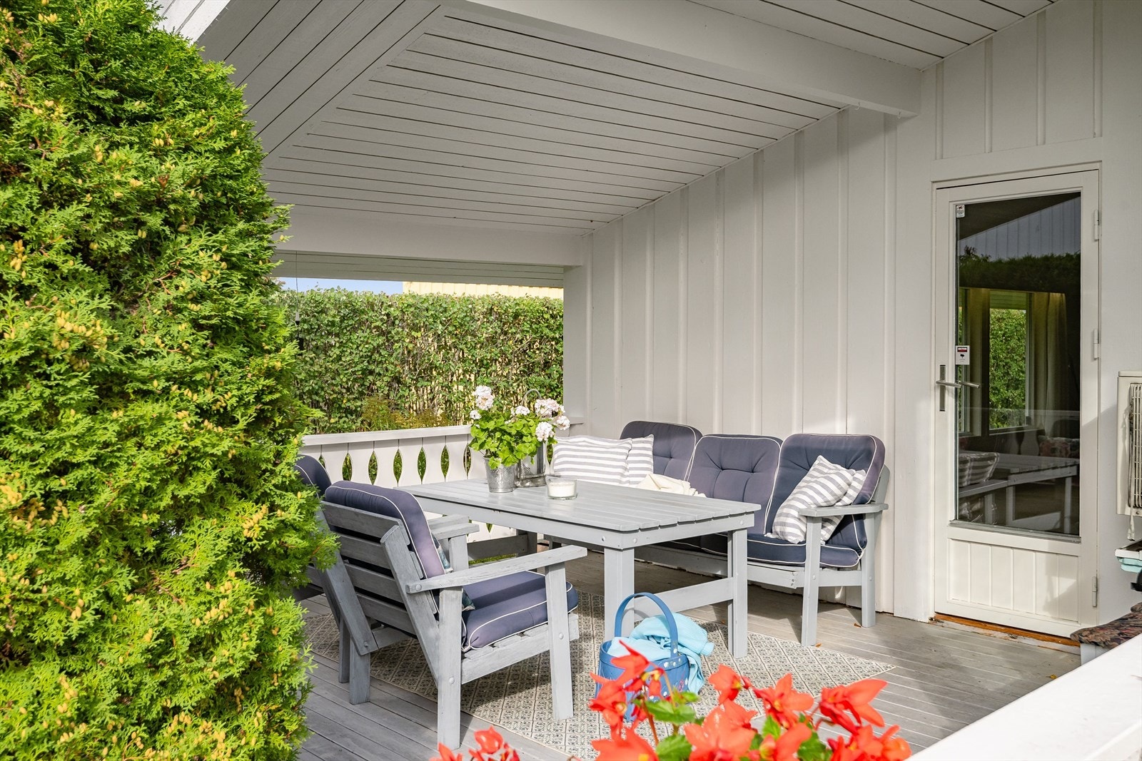 Beliggenheten mot syd sørger for gode solforhold. Dette er en nydelig plass for lange og late sommerdager! Her sitter du også lunt og skjermet for vær og vind. Galleribilde