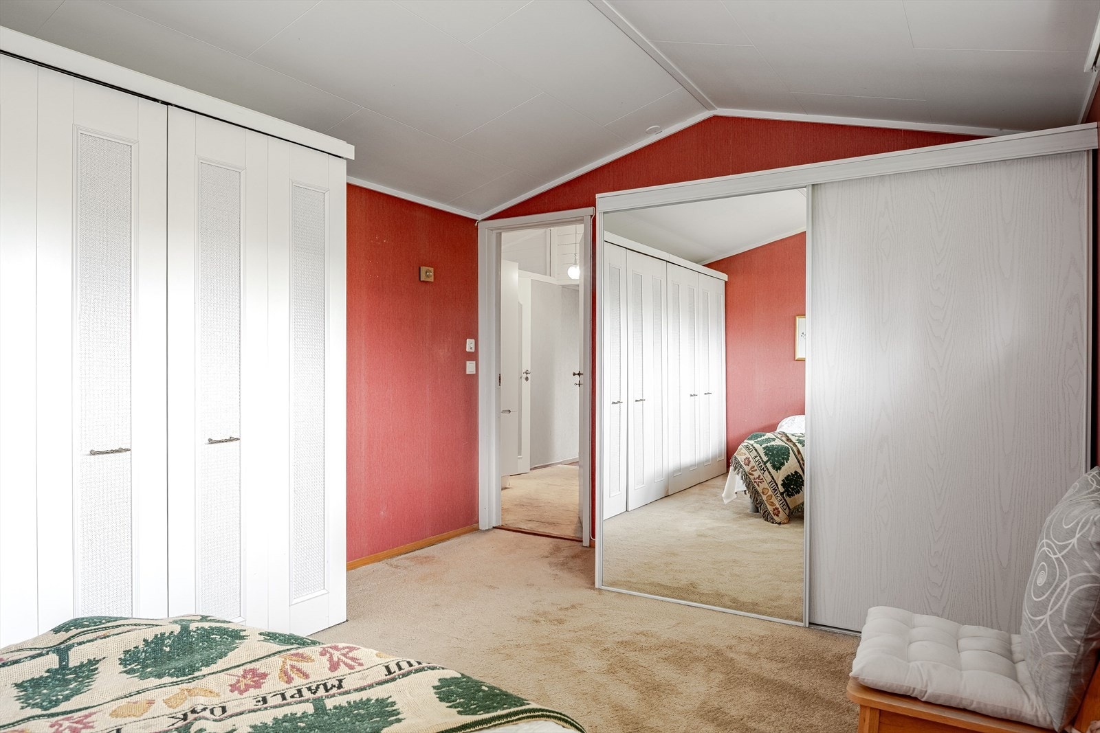 På soverommet er det naturlig plass til dobbeltseng med tilhørende nattbord. Rikelig med oppbevaringsplass i to store garderobeløsninger. Galleribilde