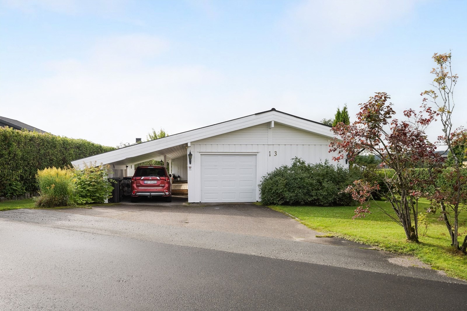 Eiendommen ligger i et etablert boligområde på Fjeldsetlia med nærhet til friluftsområder i Svartholtet. Kort avstand til Kiwi Fjeldset, barnehager og skoler, samt ca. 1,4 km til Elverum sentrum med alle byfasiliteter. Galleribilde