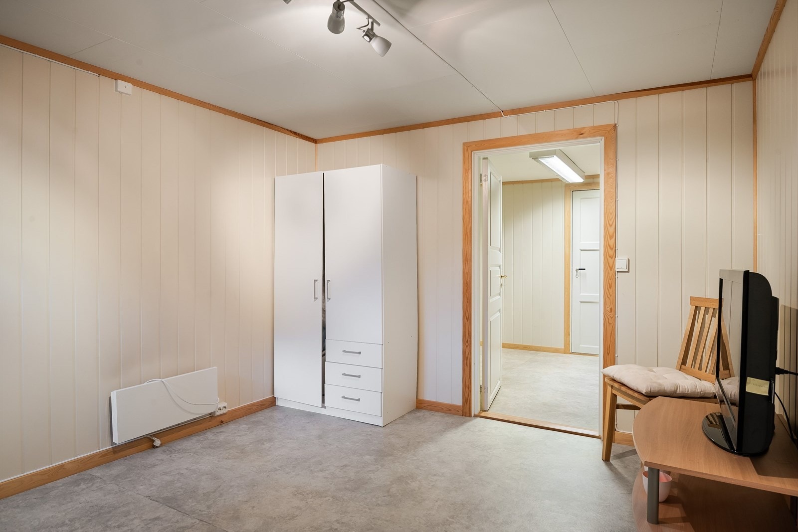 Rommet er av god størrelsen med plass og er utstyrt med et garderobeskap som medfølger i handelen. Det gjøres oppmerksom på at rommet ikke er godkjent for varig opphold. Galleribilde