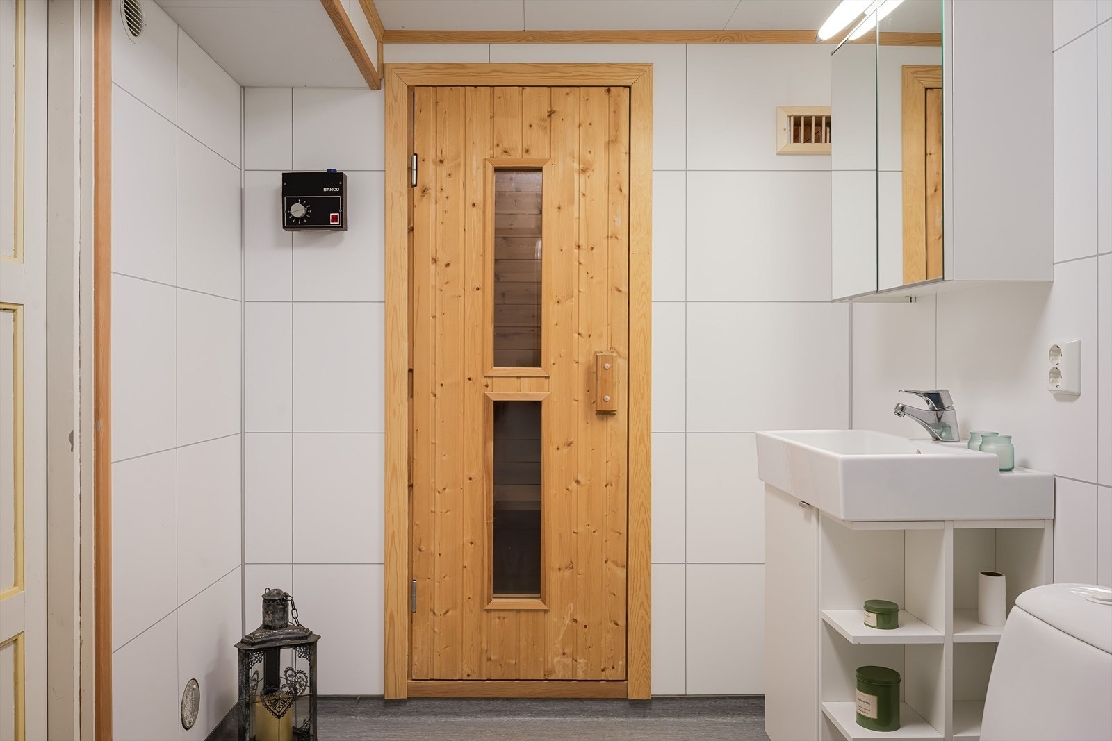 Baderommet har belegg på gulv, elektrisk gulvvarme, lyse våtromsplater på veggene og mekanisk avtrekk. Galleribilde