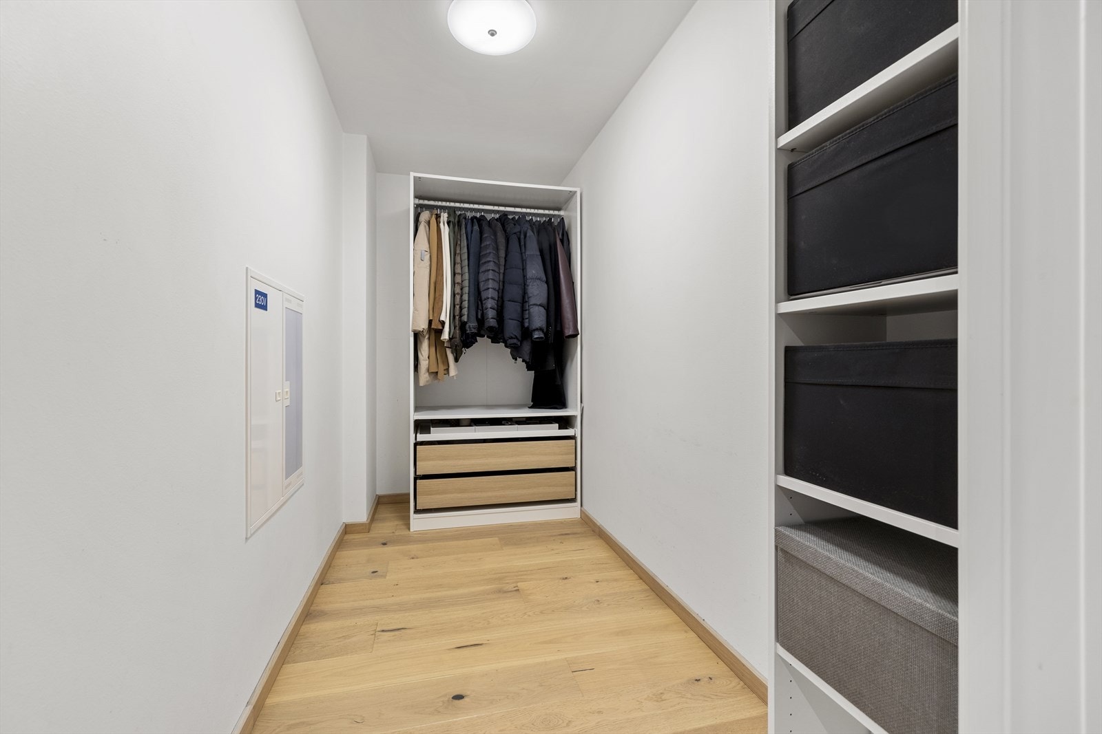 Stor og smart bod inne i leiligheten med gode oppbevaringsmuligheter. Perfekt til sesongutstyr, rengjøringsartikler eller annet man ønsker å ha lett tilgjengelig. Galleribilde