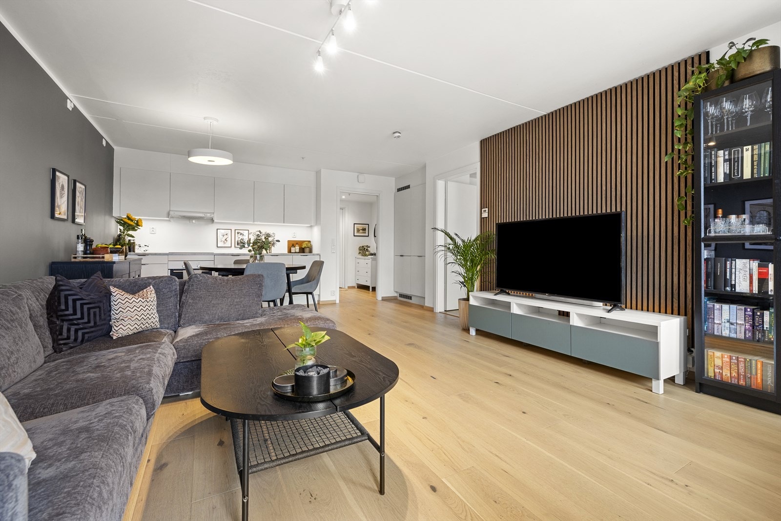 Den åpne stue-/kjøkkenløsningen er perfekt for deg som er sosial, og liker å ha middagsgjester. Her er det plass til at flere kan kokkelere samtidig. Galleribilde