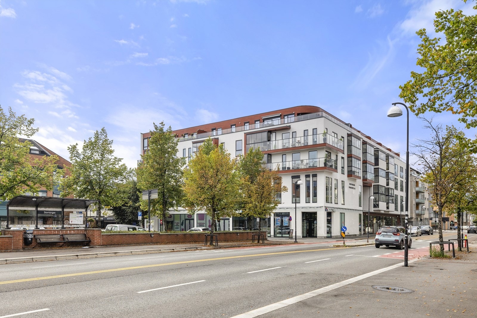Beliggenheten er ideell, med nærhet til Stortorget, Storgata med alle sine butikker og restauranter, Lillestrøm Torv, og kort vei til buss og togstasjon. Galleribilde