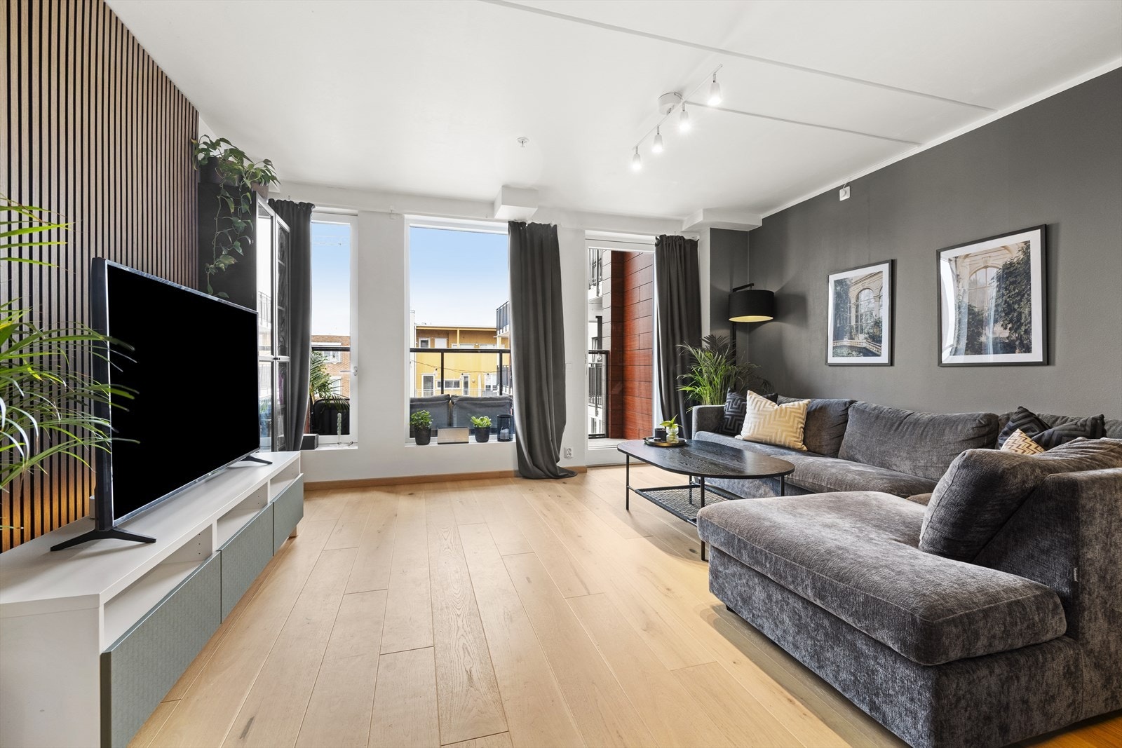 I stuen er det god plass til en større sofagruppe, TV-møblement og spisegruppe. Galleribilde