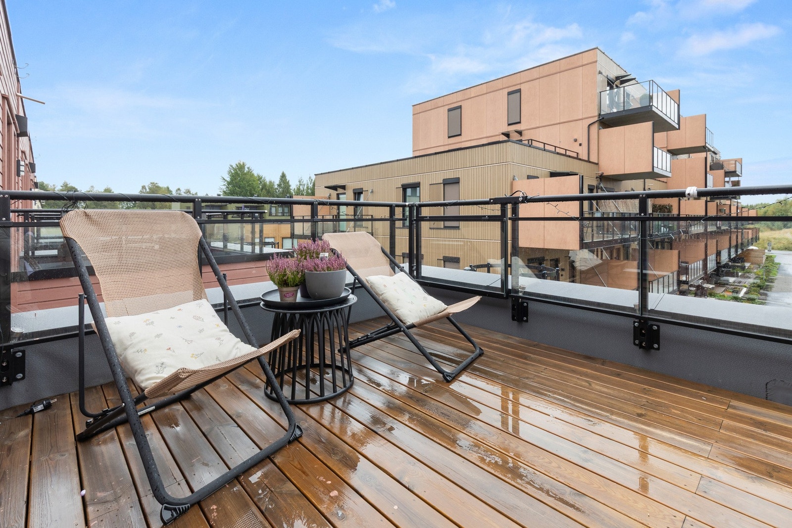 Etasjen har utgang til to flotte takterrasser - her fra østvendt terrasse på 8 kvm. Galleribilde