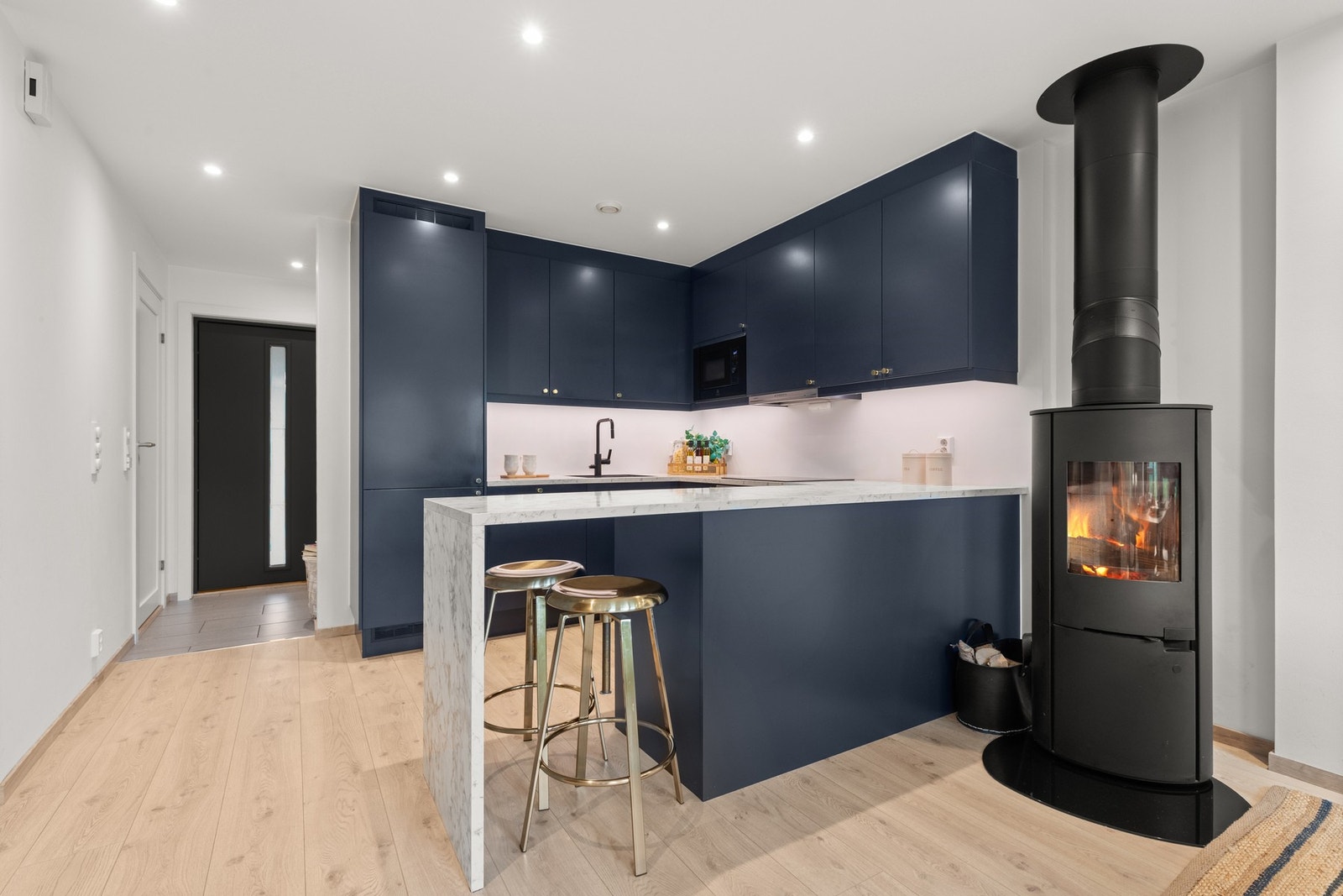 Videre åpner etasjen seg opp i en romslig stue- og kjøkkenløsning. Galleribilde