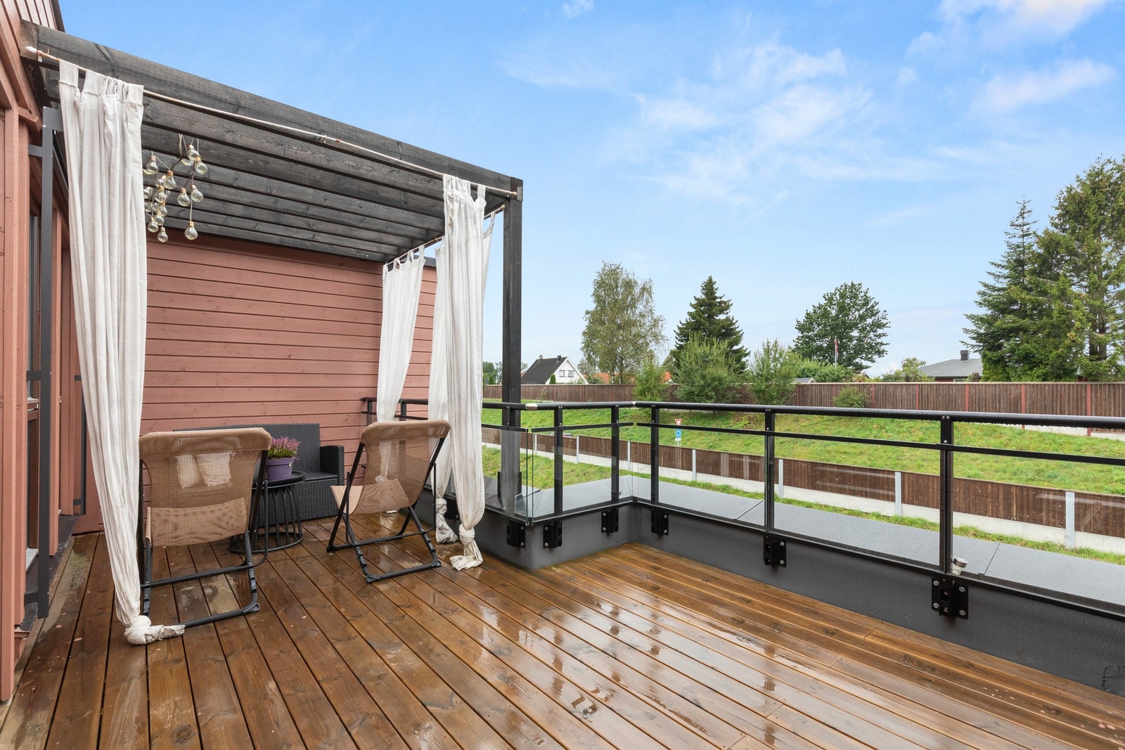 Vestvendt takterrasse på 14 kvm med ettermiddags-og kveldssol. Galleribilde