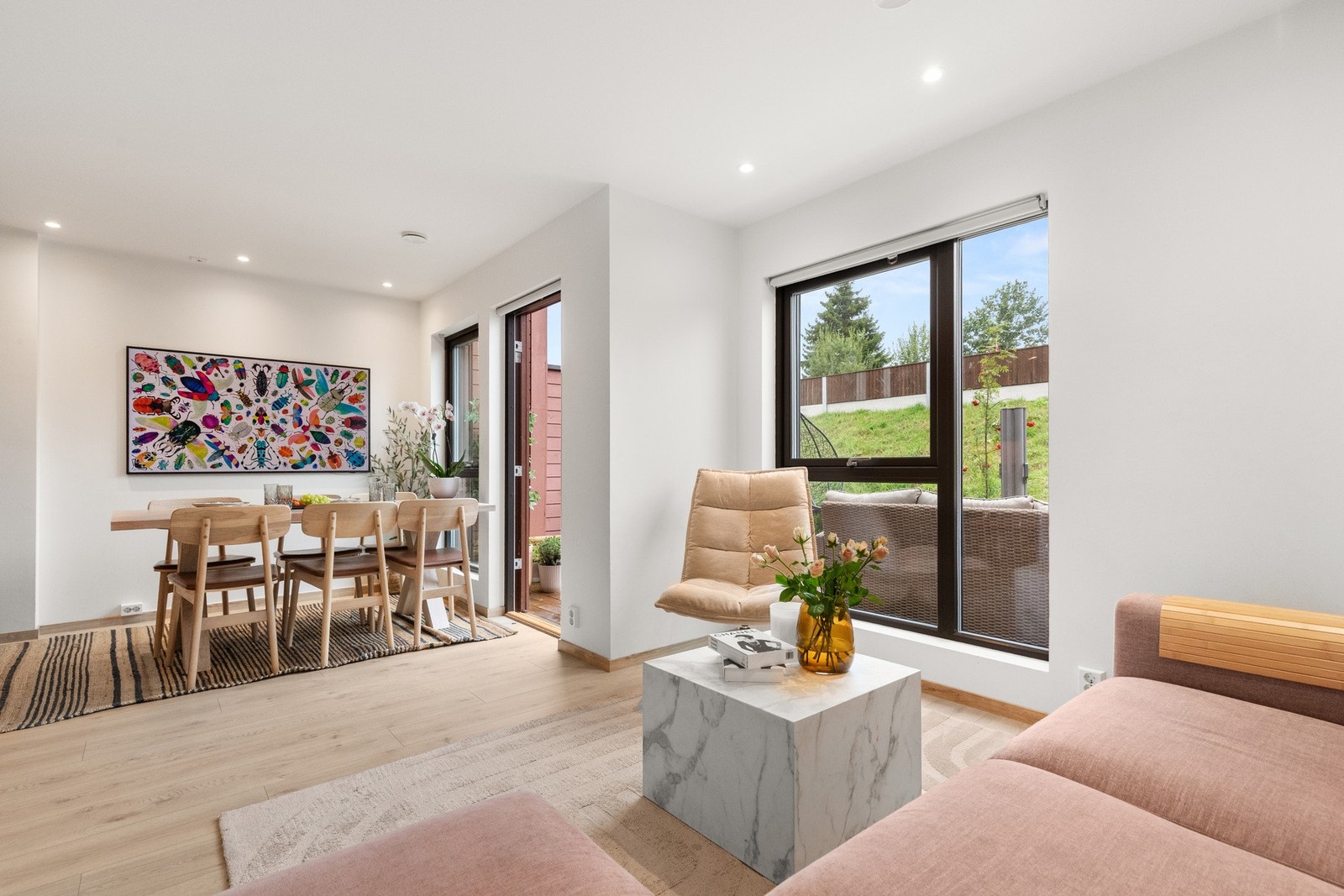 Boligen går over tre etasjer og byr på en funksjonell planløsning. Galleribilde