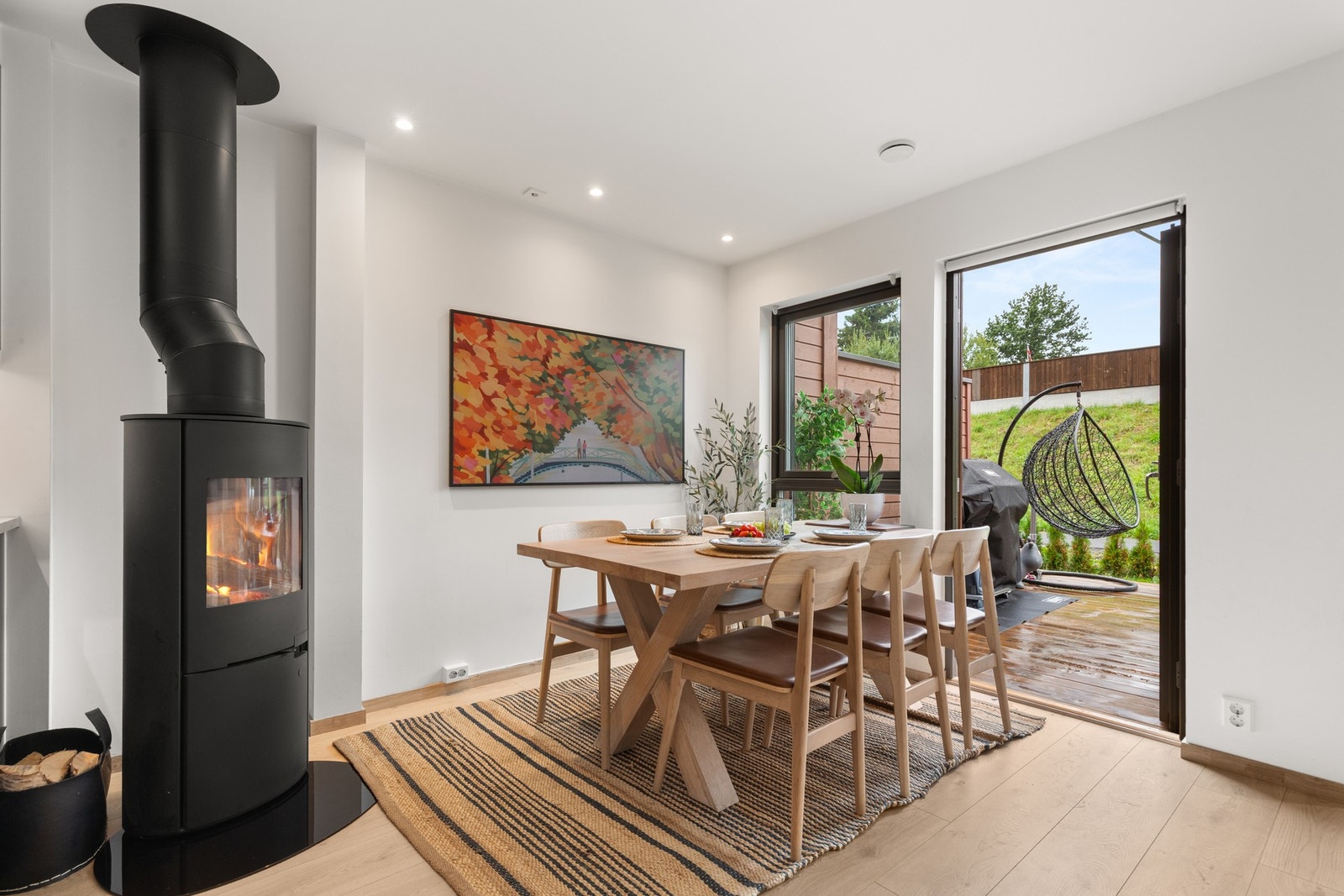 Fra stuen er det utgang til vestvendt markterrasse. Galleribilde