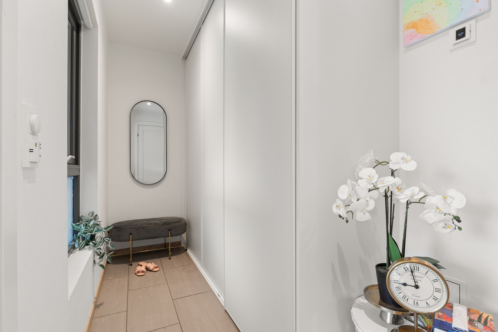 Lys og praktisk entré med flislagt gulv og varmekabler. Galleribilde