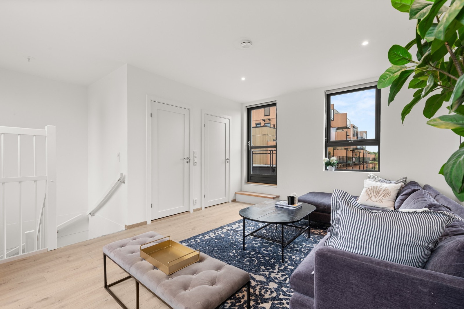 Topplanet byr på en luftig loftstue som kan brukes som TV-rom, hjemmekontor eller ekstra oppholdsrom. Galleribilde